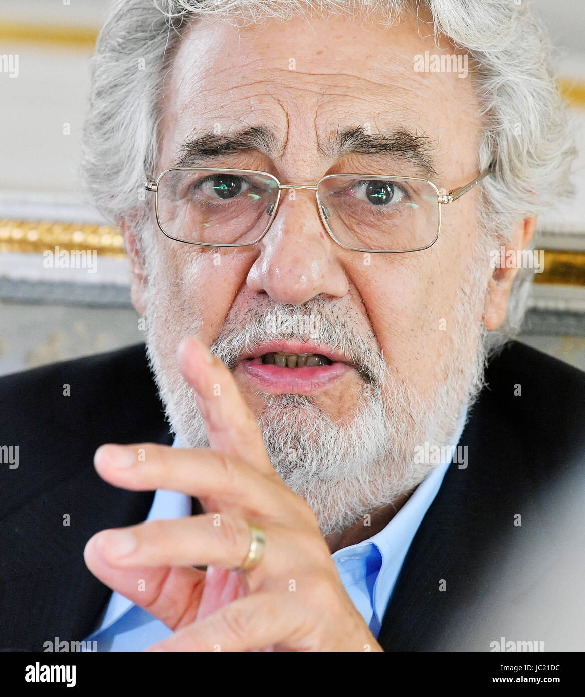 Praga, Repubblica Ceca. Xiii Giugno, 2017. PLACIDO DOMINGO parla con i giornalisti nel corso della conferenza stampa presso il teatro Estates/Stavovske divadlo a Praga, Repubblica ceca, 13 giugno 2017. Placido Domingo sarà condotta due rappresentazioni dell'opera di Mozart Don Giovanni in ottobre a Praga. Credito: Michal Dolezal/CTK foto/Alamy Live News Foto Stock