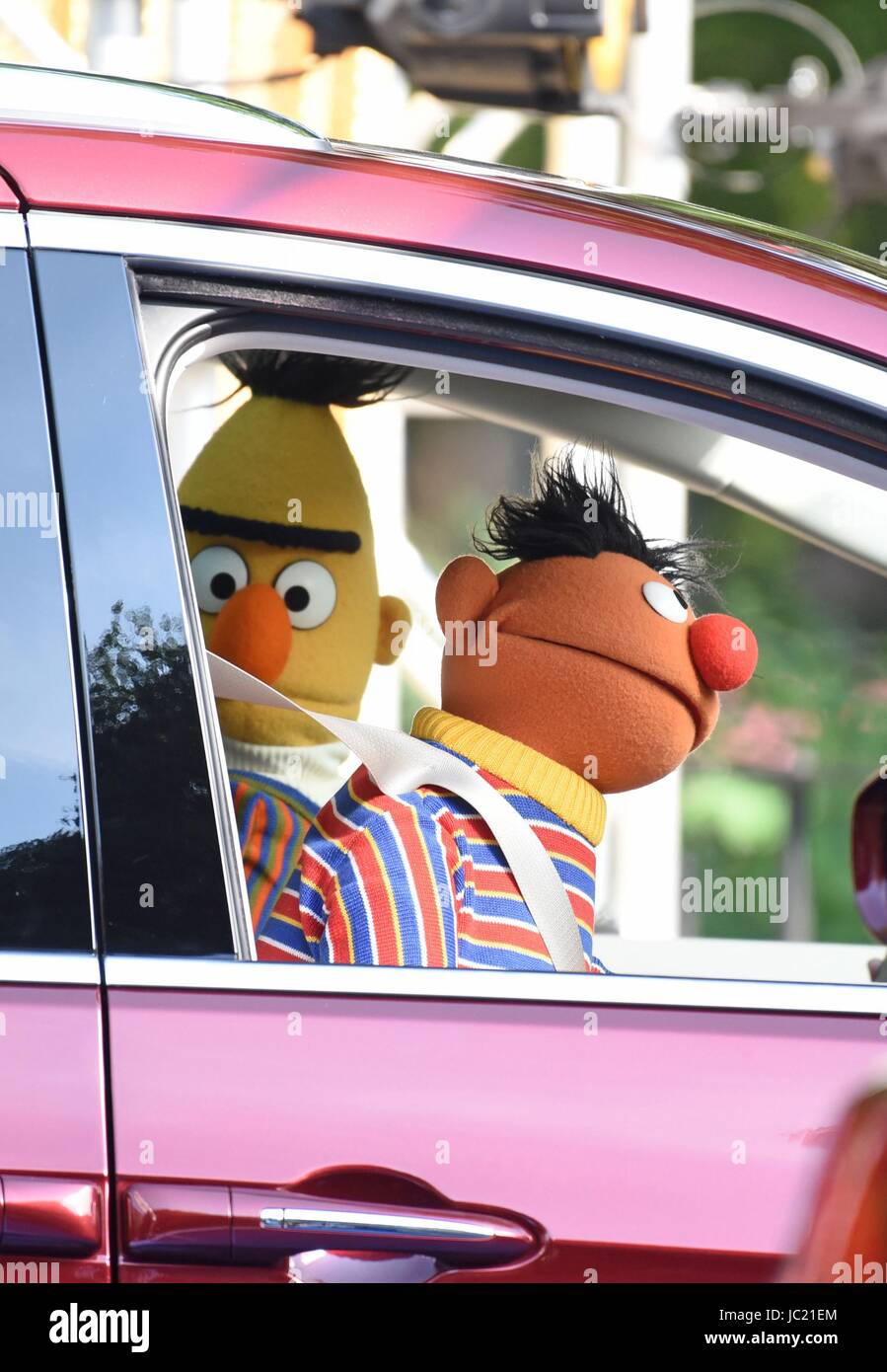 New York, NY, STATI UNITI D'AMERICA. Xiii Giugno, 2017. Bert, Ernie di Sesame Street sulla posizione per Sesame Street film sulla posizione in NYC, New York, NY Giugno 13, 2017. Credito: Derek Storm/Everett raccolta/Alamy Live News Foto Stock