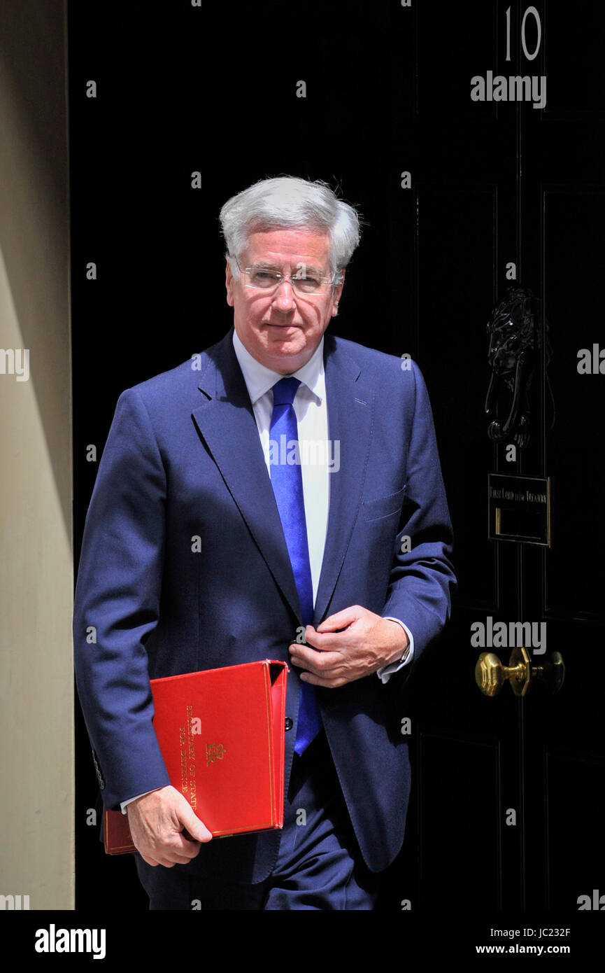 Londra, Regno Unito. Xiii Giugno, 2017. Sir Michael Fallon MP, Segretario di Stato per la difesa, lascia il numero 10 di Downing Street dopo per partecipare a una riunione del gabinetto davanti al Primo Ministro Theresa Maggio incontro Democratico Unionista del leader del Partito Arlene Foster. Credito: Stephen Chung/Alamy Live News Foto Stock