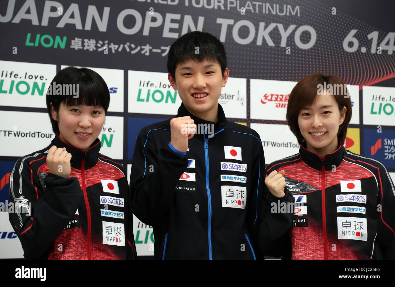 Tokyo, Giappone. Xiii Giugno, 2017. Tabella giapponese i giocatori di tennis (L-R) Miu Hirano, Tomokazu Harimoto e Kasumi Ishikawa posa per la foto dopo una conferenza stampa in vista del mondo ITTF Tour Platinum Lion Japan Open tennis tavolo campionati a Tokyo Palestra Martedì, 13 giugno 2017. Uomini e donne singoli dei campionati verrà avviato a partire da giugno 16. Credito: Yoshio Tsunoda/AFLO/Alamy Live News Foto Stock