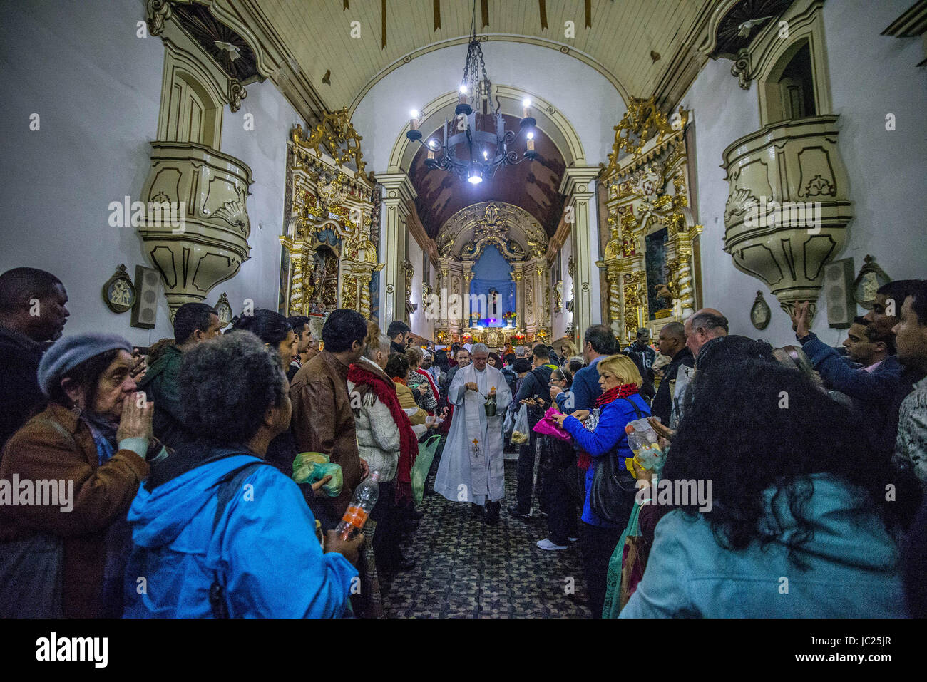 Giugno 14, 2017 - SÃ¢O Paulo, SÃ£o paulo, Brasile - Un sacerdote mani fuori rotoli di pane per i credenti alla fine di una messa per il Santo Antonio (St.Antony) giorno al Santo Antonio Convento e chiesa in SÃ£o Paulo, Brasile, il 13 giugno 2017. Credito: Cris Faga/ZUMA filo/Alamy Live News Foto Stock