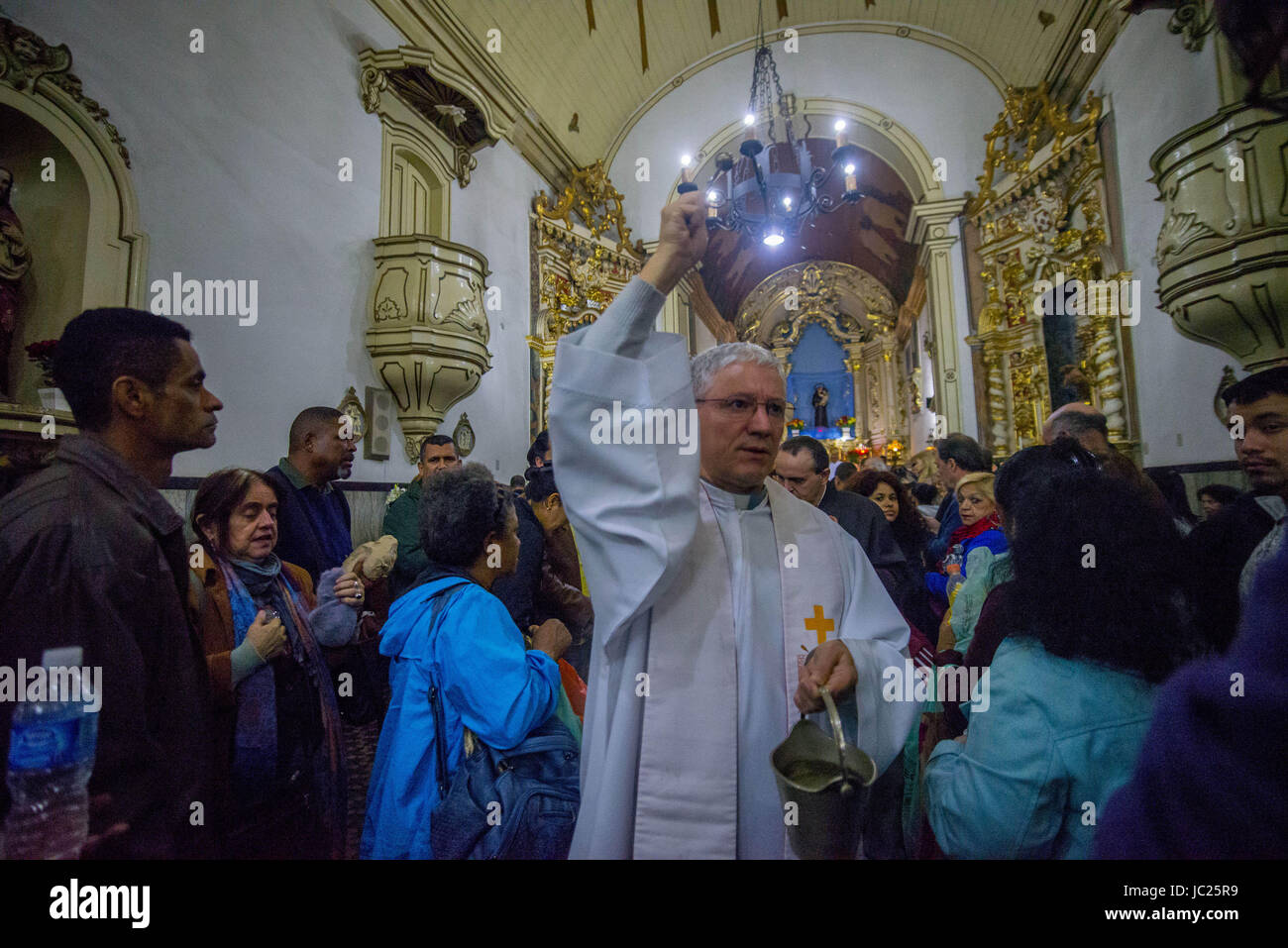 Giugno 14, 2017 - SÃ¢O Paulo, SÃ£o paulo, Brasile - Un sacerdote mani fuori rotoli di pane per i credenti alla fine di una messa per il Santo Antonio (St.Antony) giorno al Santo Antonio Convento e chiesa in SÃ£o Paulo, Brasile, il 13 giugno 2017. Credito: Cris Faga/ZUMA filo/Alamy Live News Foto Stock