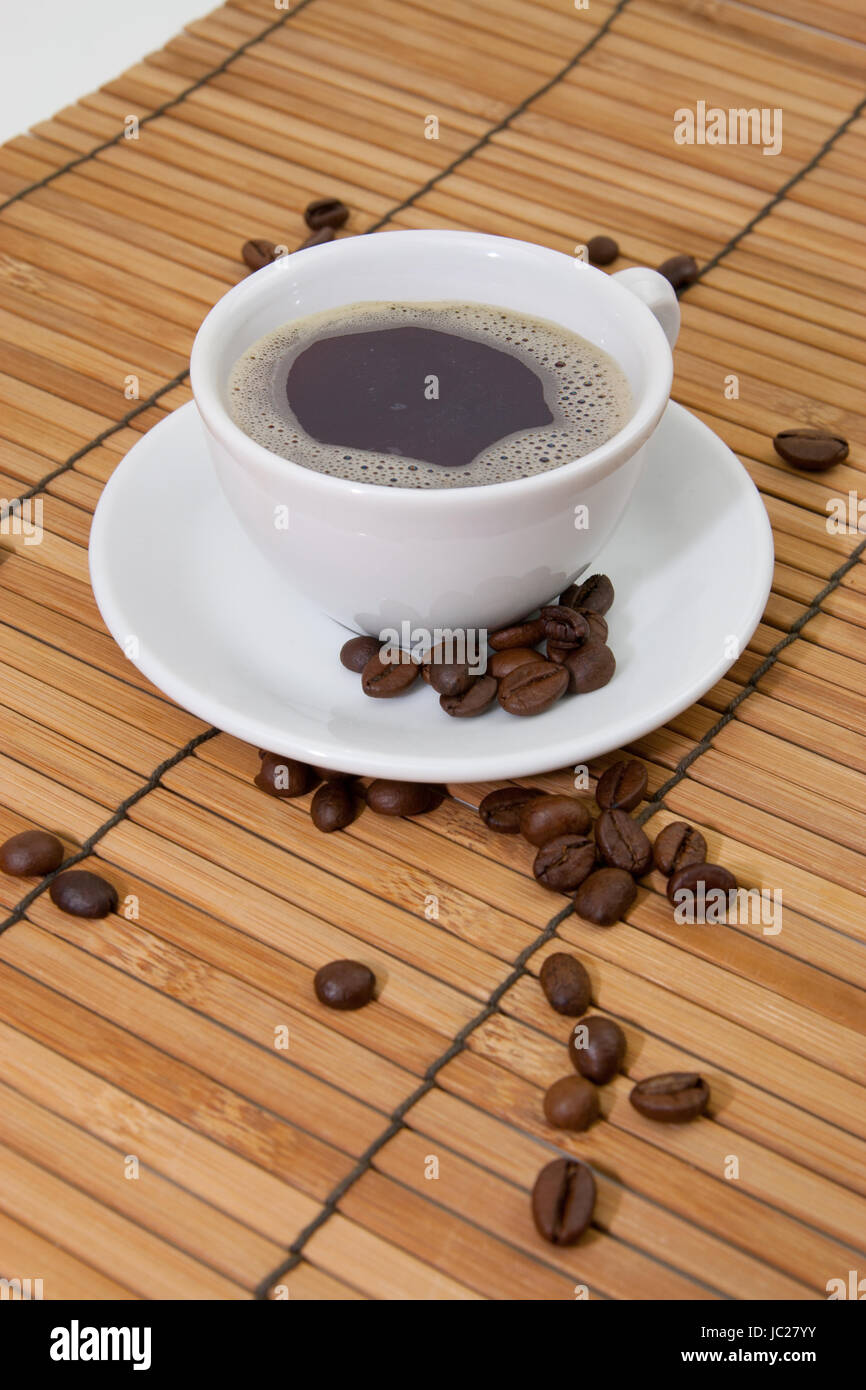 Kaffee mit Kaffeebohnen auf Bambus Foto Stock