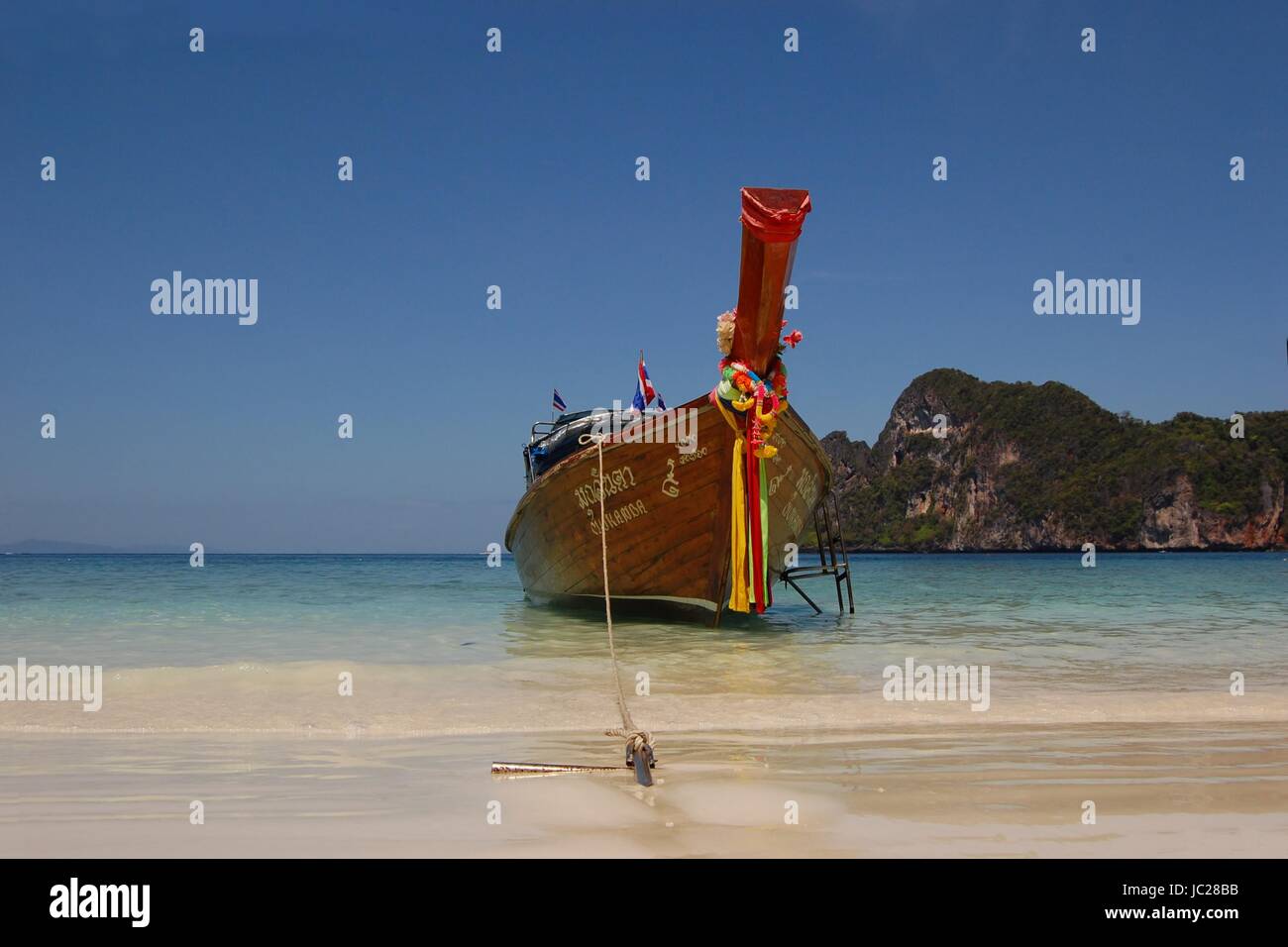 Tradizionale longtail boat su Loh Dalum beach, Phi-Phi Don isola, Thailandia Foto Stock