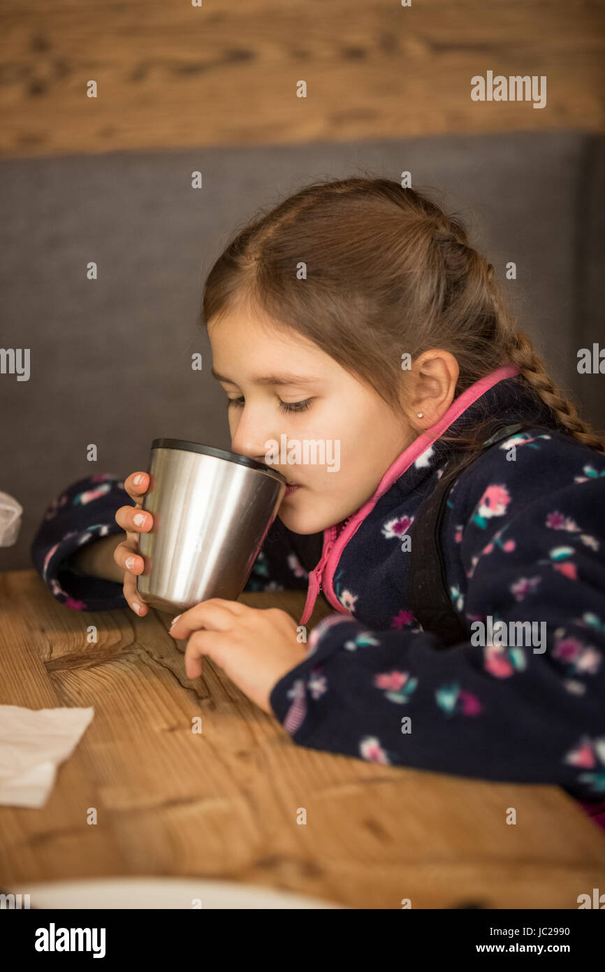 Closeup ritratto della ragazza carina bere il tè da thermos presso il cafe Foto Stock