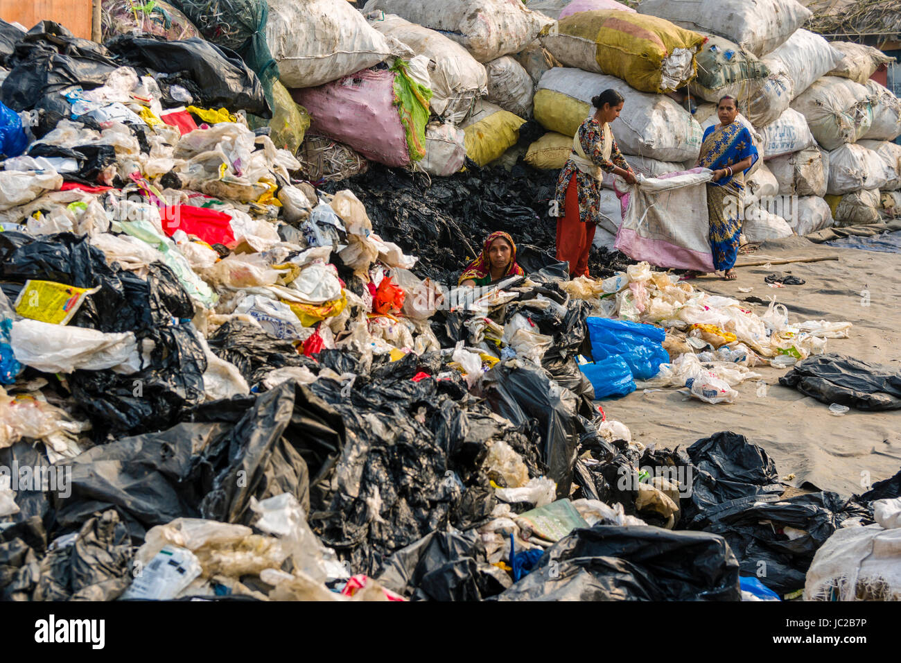 Le donne sono la cernita dei materiali riciclabili in dhapa garbage dump Foto Stock