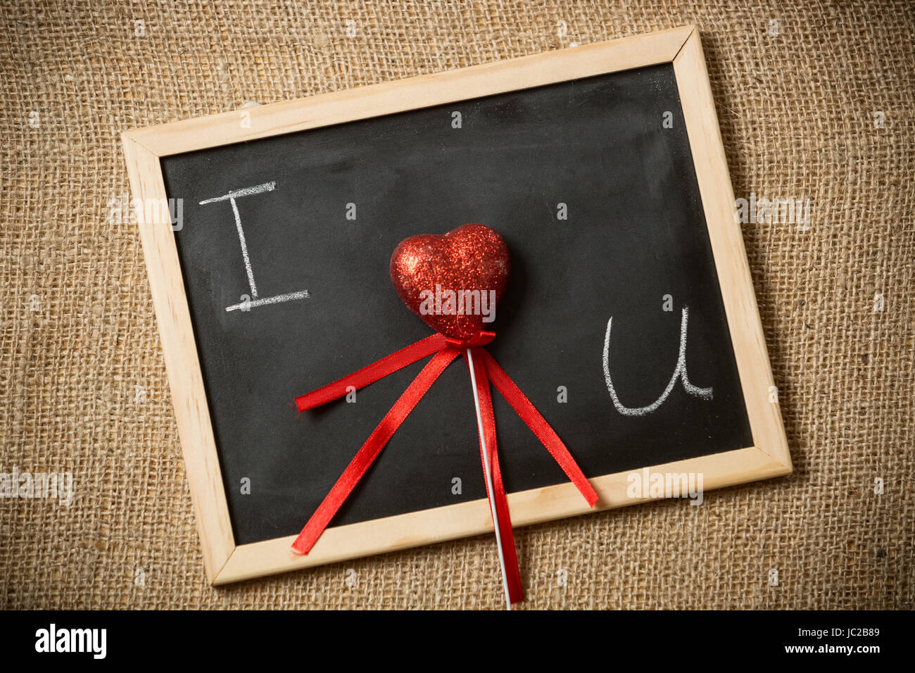 Closeup shot decorativo di "ti amo" scritto sulla scheda di Chalk Foto Stock