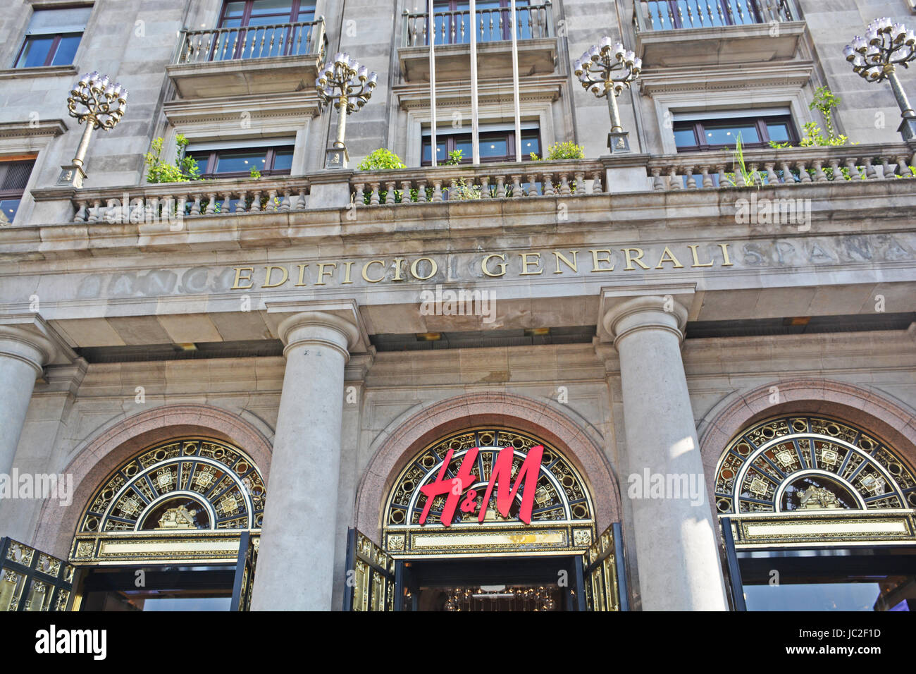 H&M boutique, Edificio Generali, Barcellona, Spagna Foto stock - Alamy