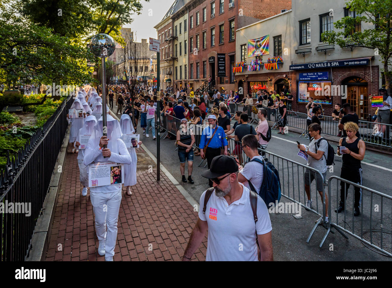 New York, Stati Uniti. 12 Giugno, 2017. Lunedì 12 Giugno, 2017 omosessuali contro pistole e 20 partnership LGBTQ nightclub hanno partecipato in un anno anniversario ricordando le 49 vittime dell'impulso di Orlando Nightclub massacro. Il Memorial tenutosi a Sheridan Square nel West Village è stata una solenne e gioiosamente esperienza provocatorie come ricordiamo la tragedia che ha portato la lotta per pistola di prevenzione della violenza direttamente nella nostra vita notturna LGBTQ comunità. Credito: Erik McGregor/Pacific Press/Alamy Live News Foto Stock