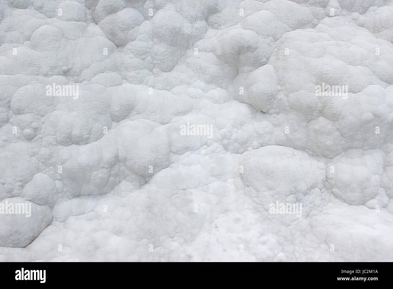 Parete in travertino, il carbonato di calcio sale sfondo bianco in  Pamukkale Hierapolis, Turchia Foto stock - Alamy