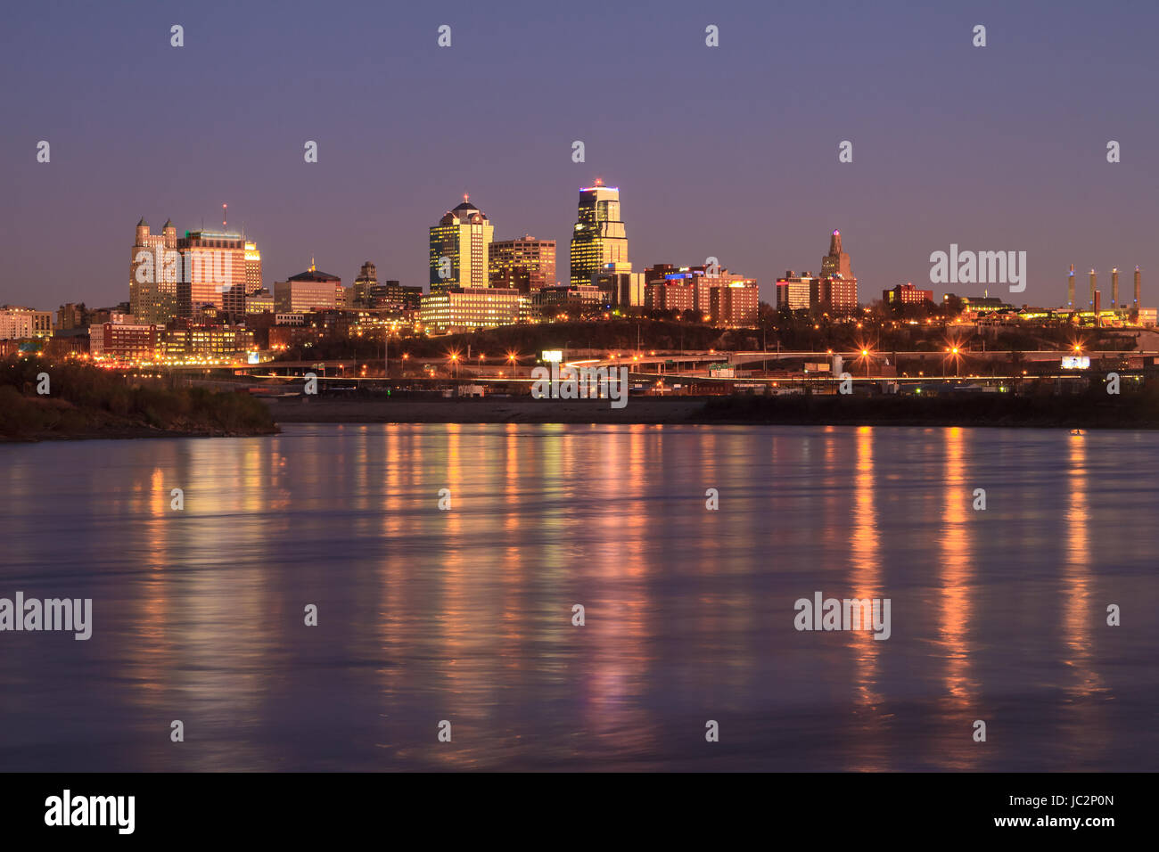 Una vista del Kansas City skyline al crepuscolo con riflessi nel fiume Missouri Foto Stock