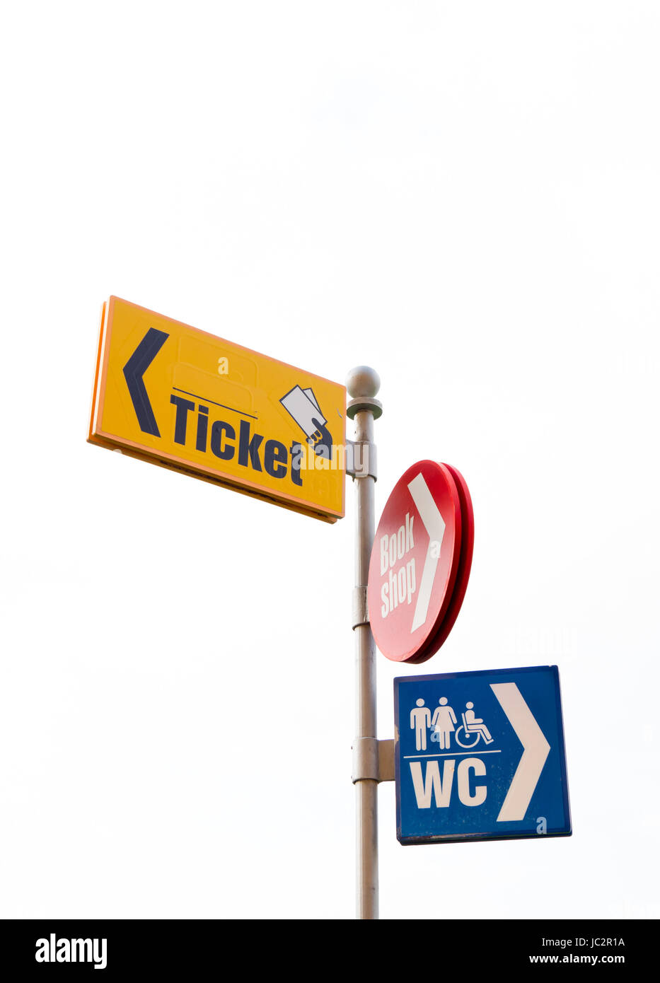 Il concetto di turismo - cartelli segnaletici stradali utilizzati in luoghi turistici: ticket, book shop, wc. Foto Stock