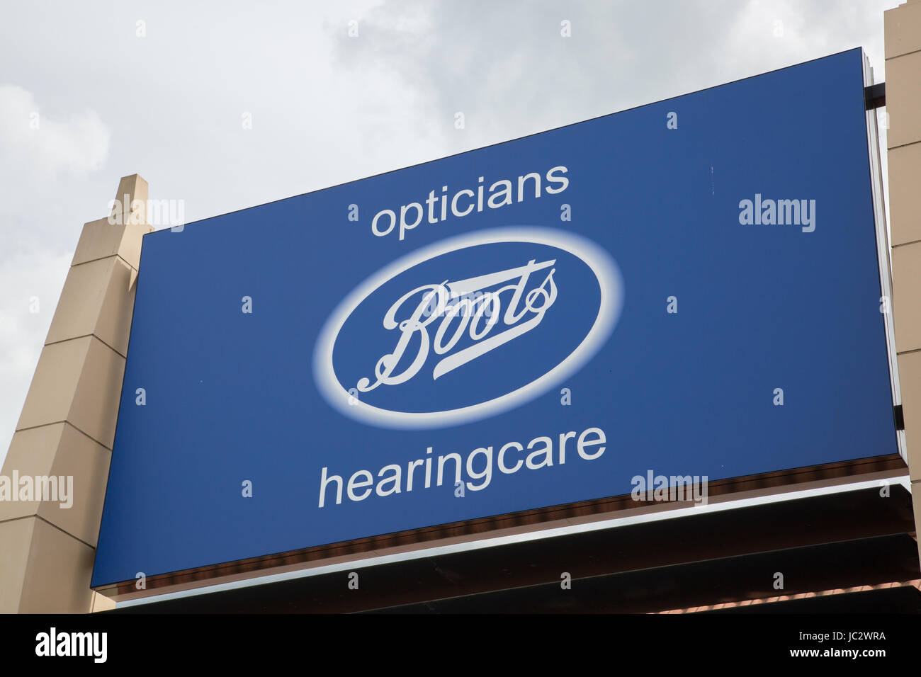 Boots Opticians e audizione segnaletica di cura Foto Stock