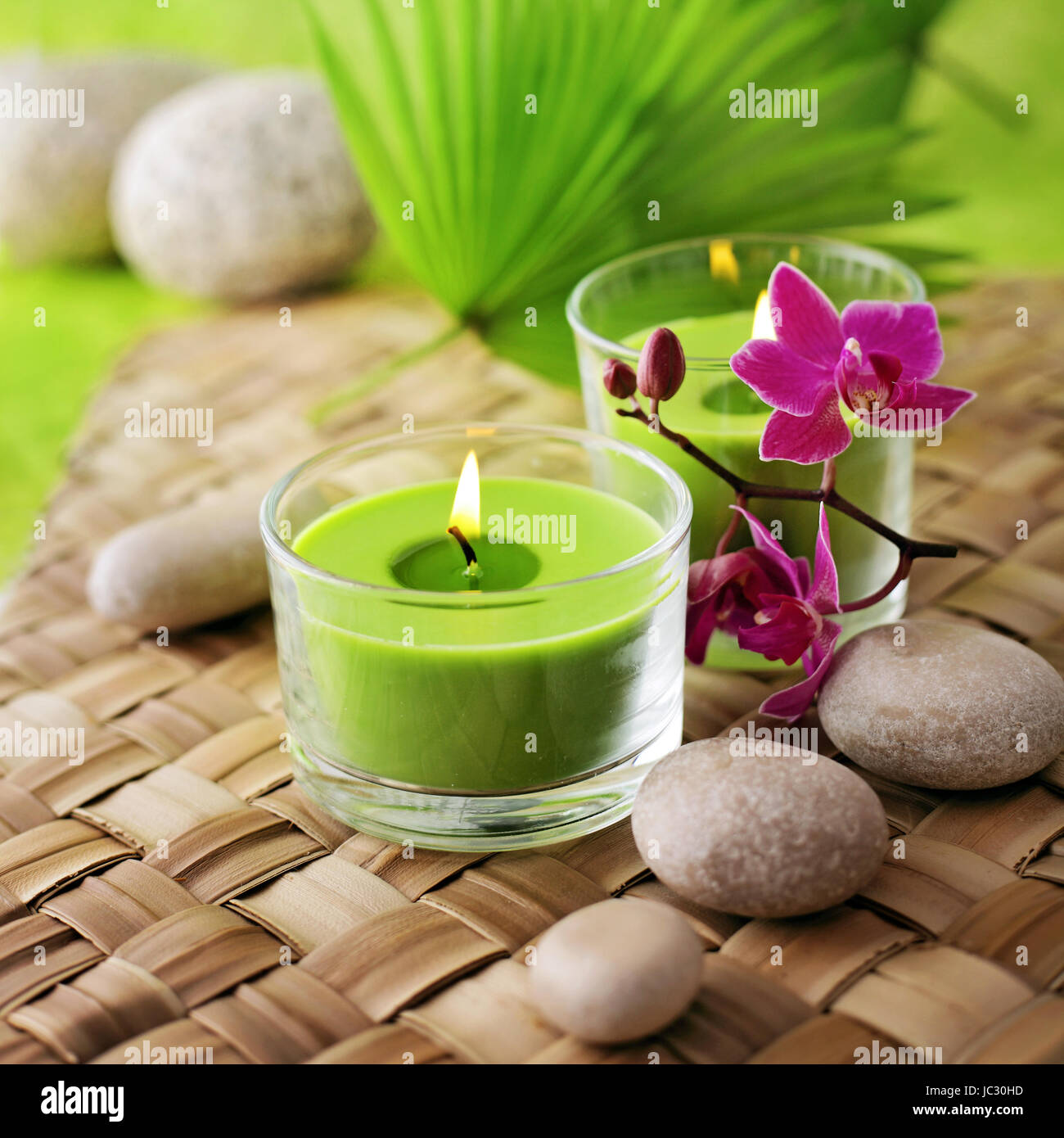 SPA ancora in vita con aromaterapia candela e fiori di orchidea Foto Stock