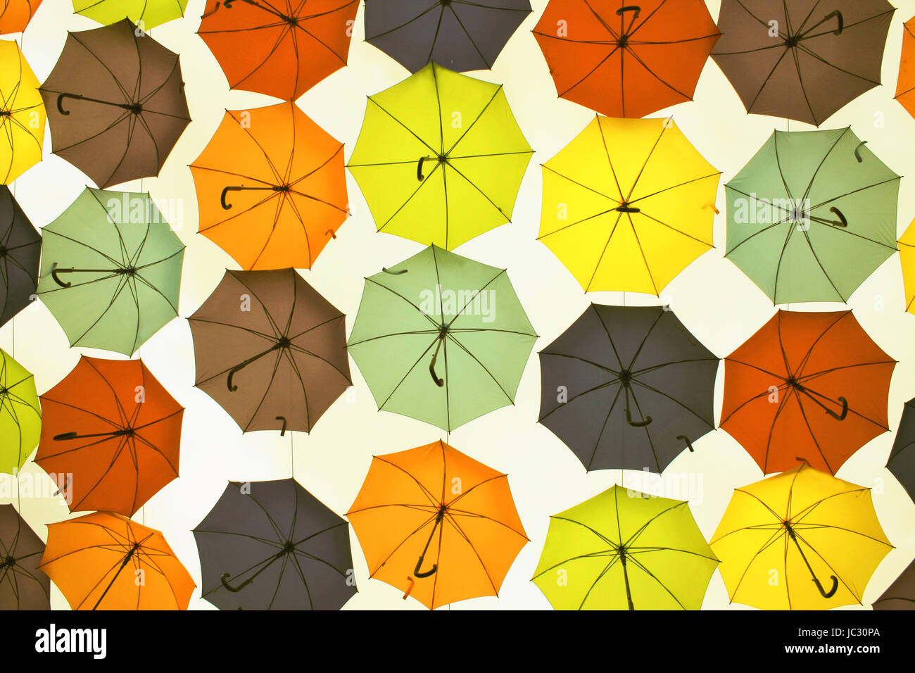 Molte si aprono nel cielo ombrelloni Foto Stock