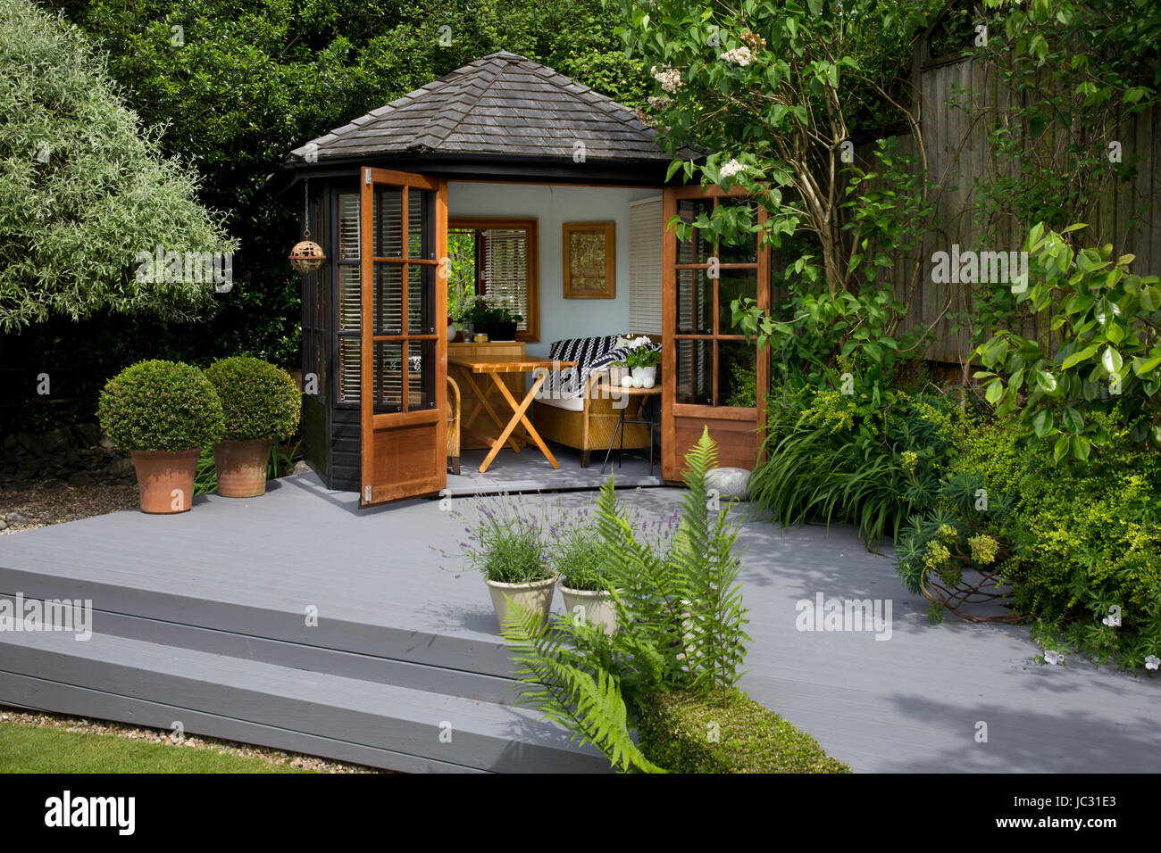 Summerhouse nel giardino inglese Foto Stock