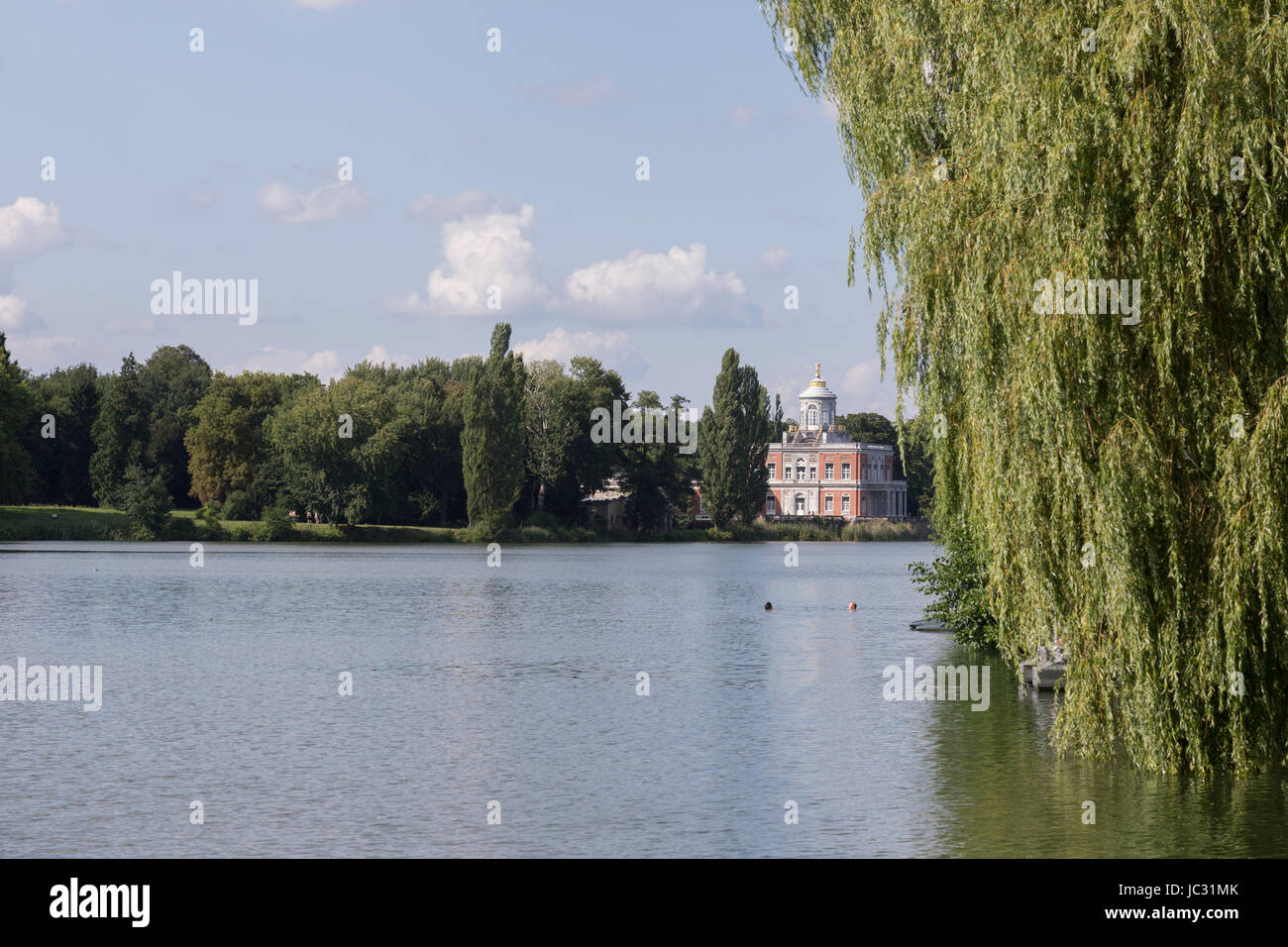 In Marmorpalais Potsdam neben einer Trauerweide am Heiligen vedere Foto Stock