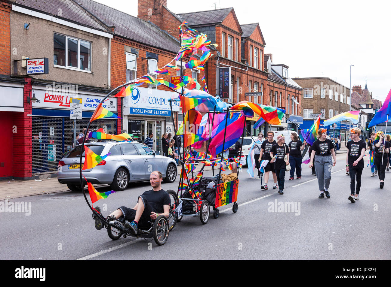 Northampton U.K., Carnevale, 10 giugno 2017, la sfilata ha lasciato il Racecourse a 1400 ore, voce giù Kettering rd verso Abington street e del traino Foto Stock