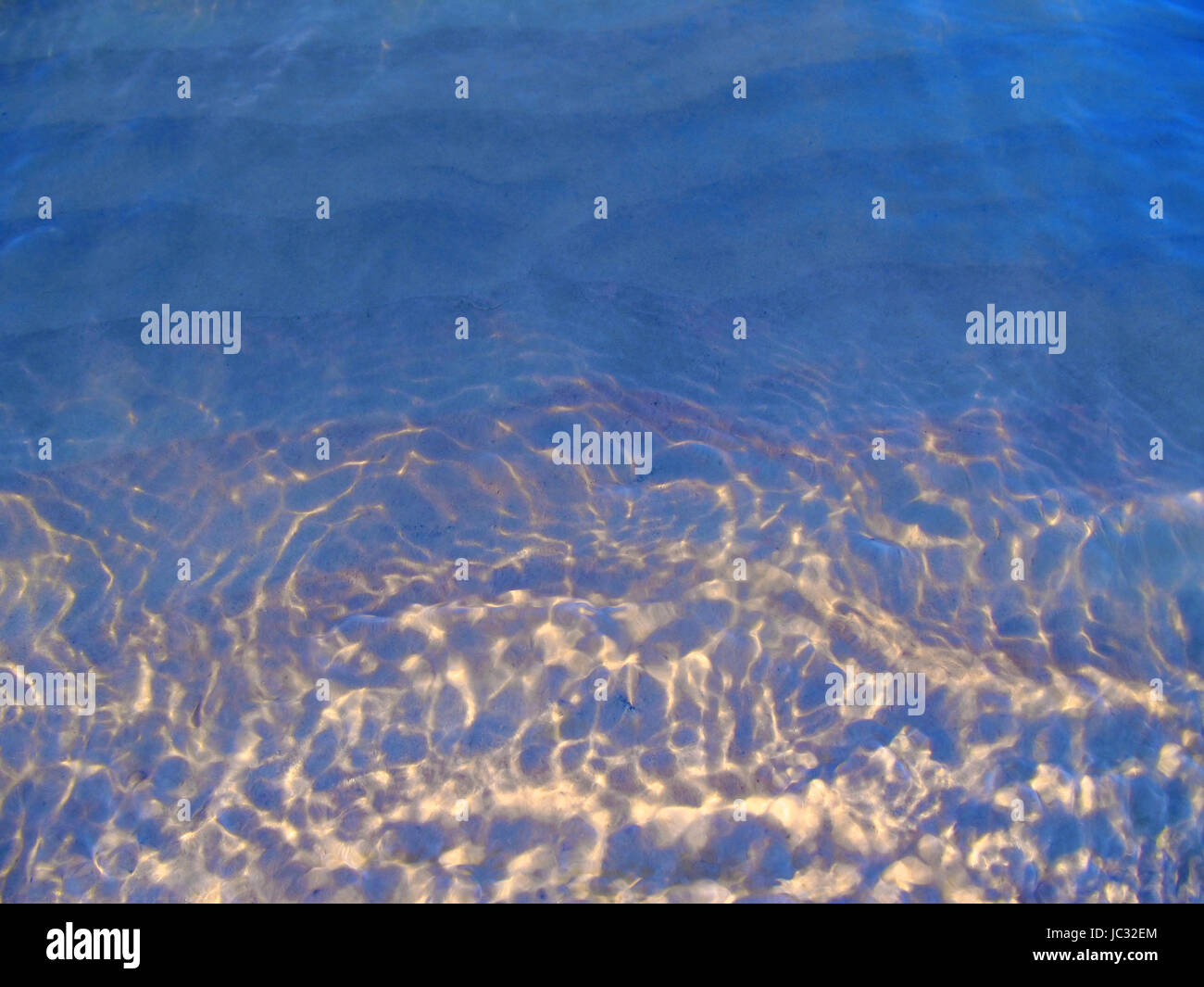 Acqua astratta sfondo con onde, in colori blu e gialli. Foto Stock