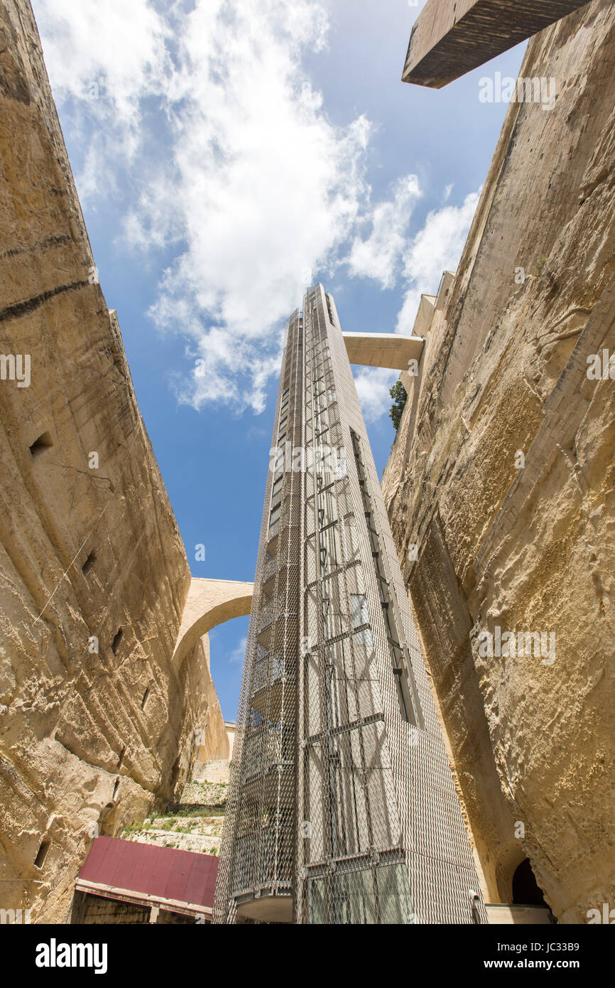 Malta, La Valletta, Upper Barrakka Gardens, sollevare dal porto al parco Foto Stock