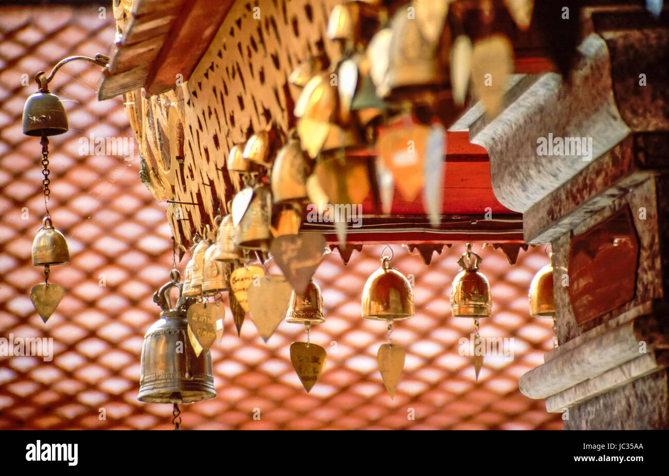 Un Herz-Glocken Buddhistischem Tempel, il Doi Suthep, Chiang Mai, Thailandia Foto Stock