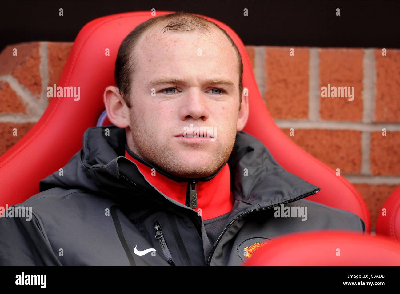 WAYNE ROONEY SAT SU BANCO, Manchester United FC, MANCHESTER UTD V West Bromwich Albion, 2010 Foto Stock