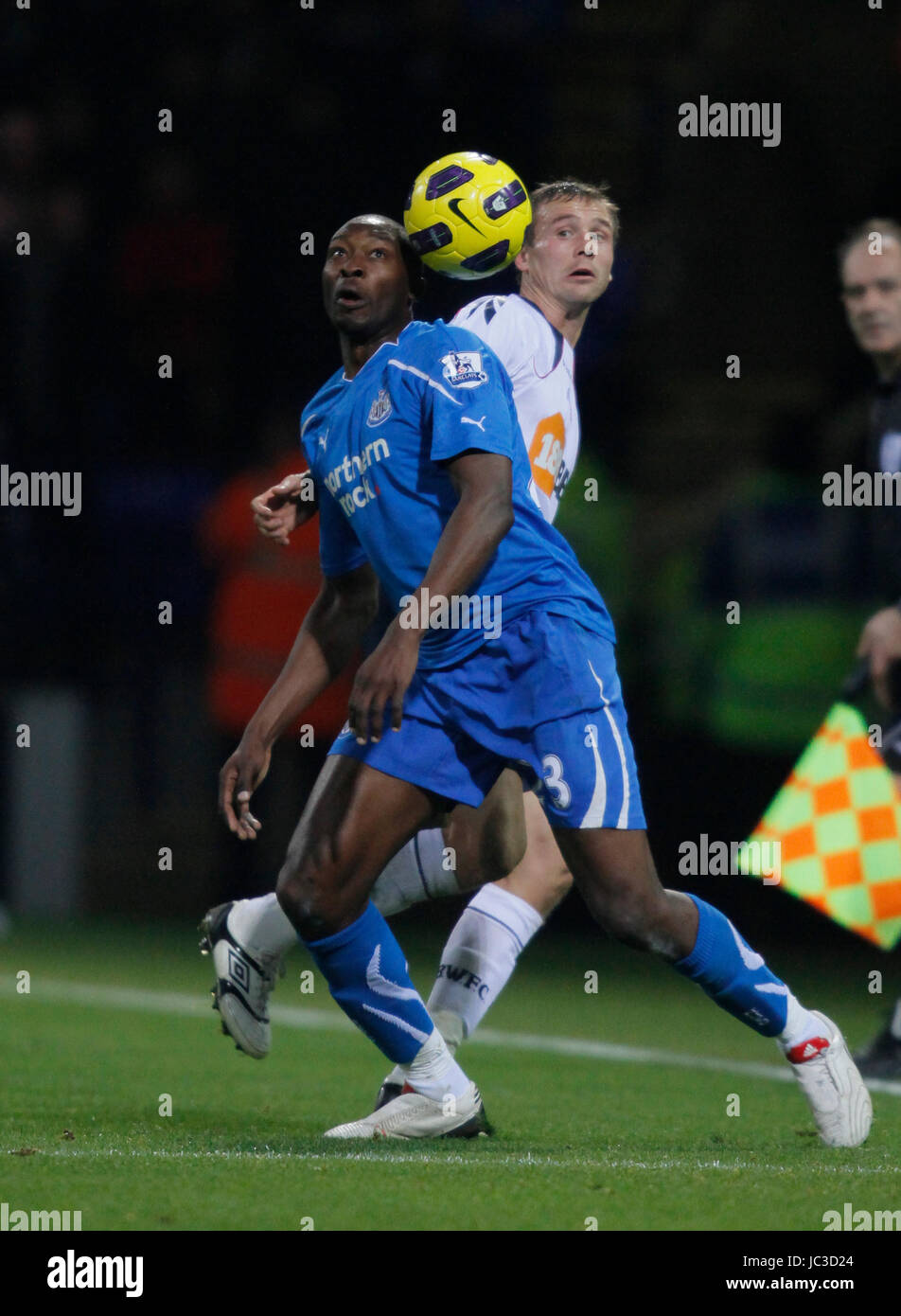 SHOLA AMEOBI & Matt Taylor Bolton Wanderers V NEWCASTLE U Reebok Stadium Bolton Inghilterra 20 Novembre 2010 Foto Stock