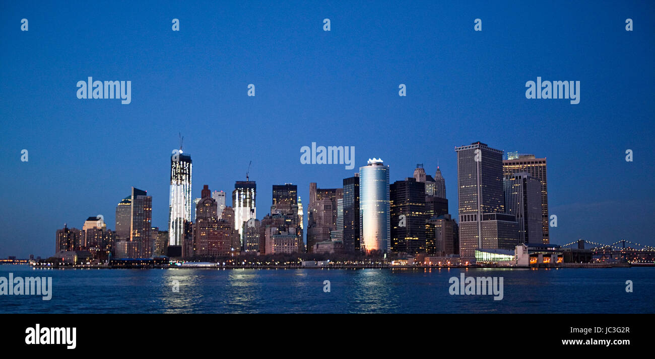 New York, Stati Uniti d'America - 11 Marzo 2012. Grattacieli e sullo skyline di New York City visto da notte. Foto Stock