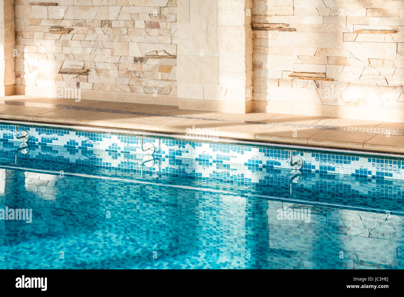 Inquadratura orizzontale di piscina interna Foto Stock