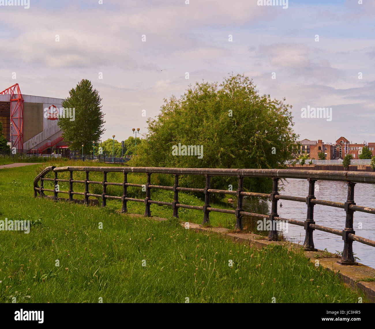 Il Nottingham Forest football club stadium dal fiume Trent, Nottingham, Nottinghamshire, East Midlands, Inghilterra Foto Stock