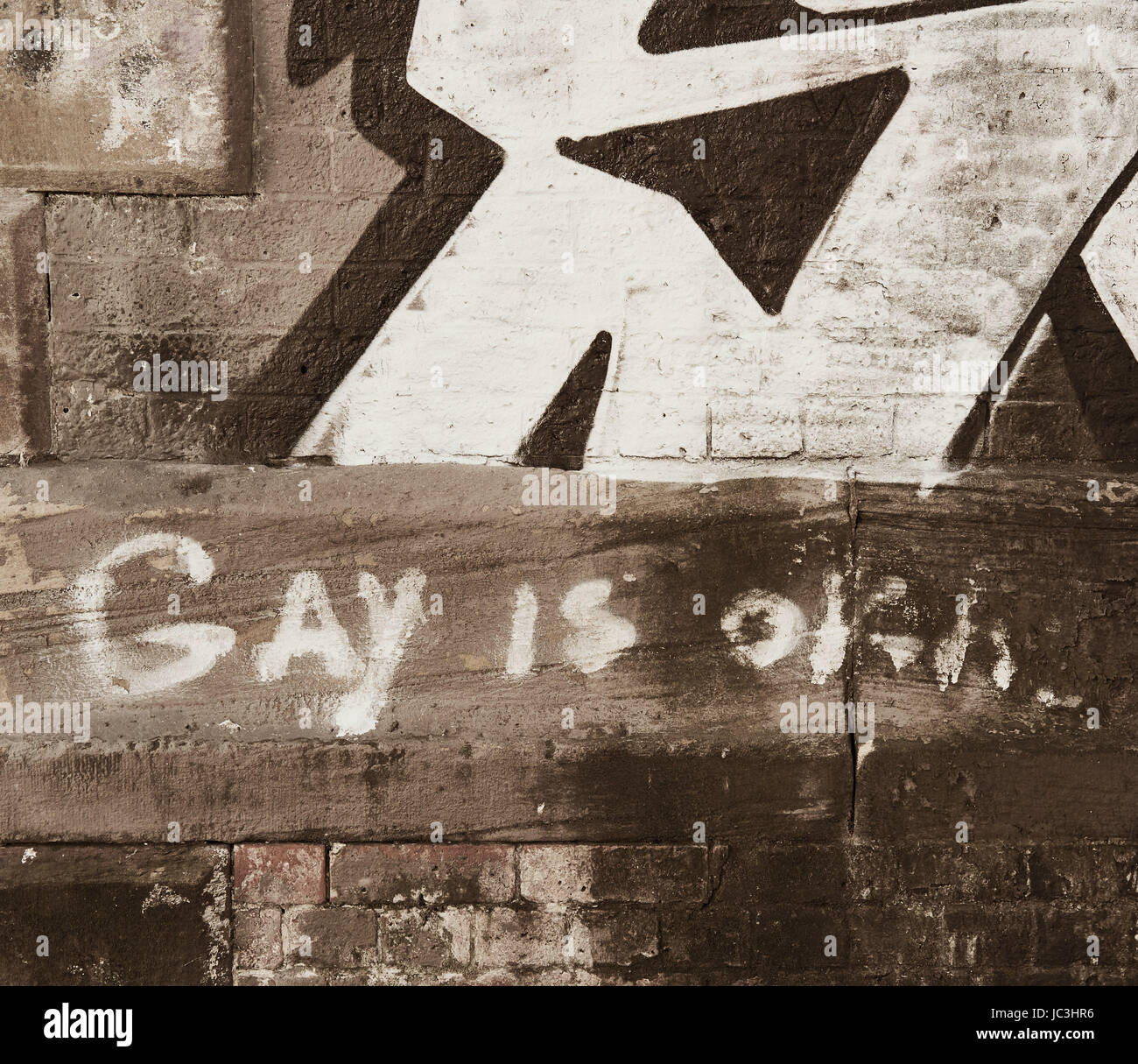 Gay è O.K. graffiti spruzzato sulla parete sotto il ponte Foto Stock