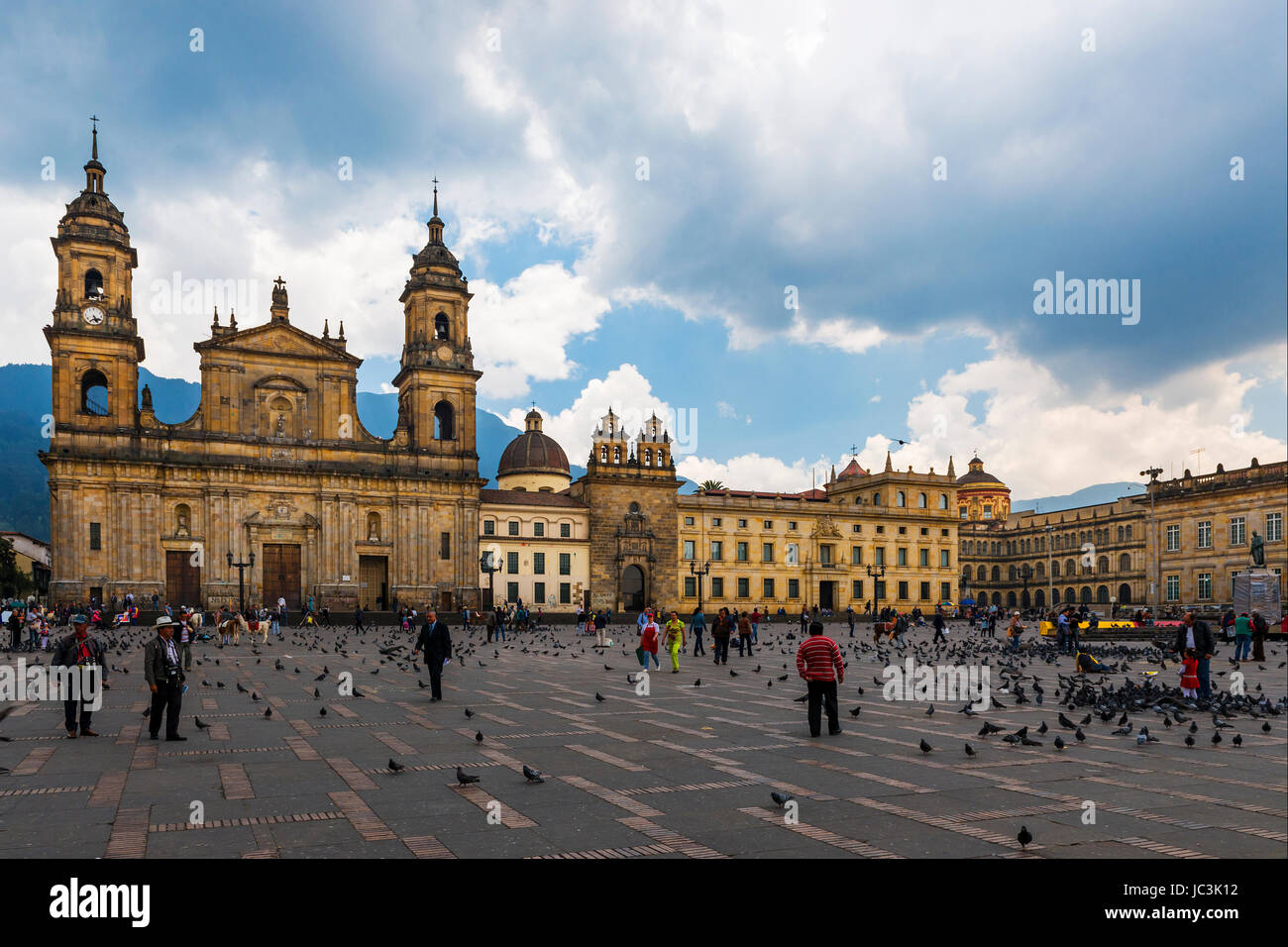 Bogotá, Colombia - 6 Febbraio 2014: Vista della piazza Bolivar, con l Arcivescovado Cattedrale di Bogotà in background nella città di Bogotá Foto Stock