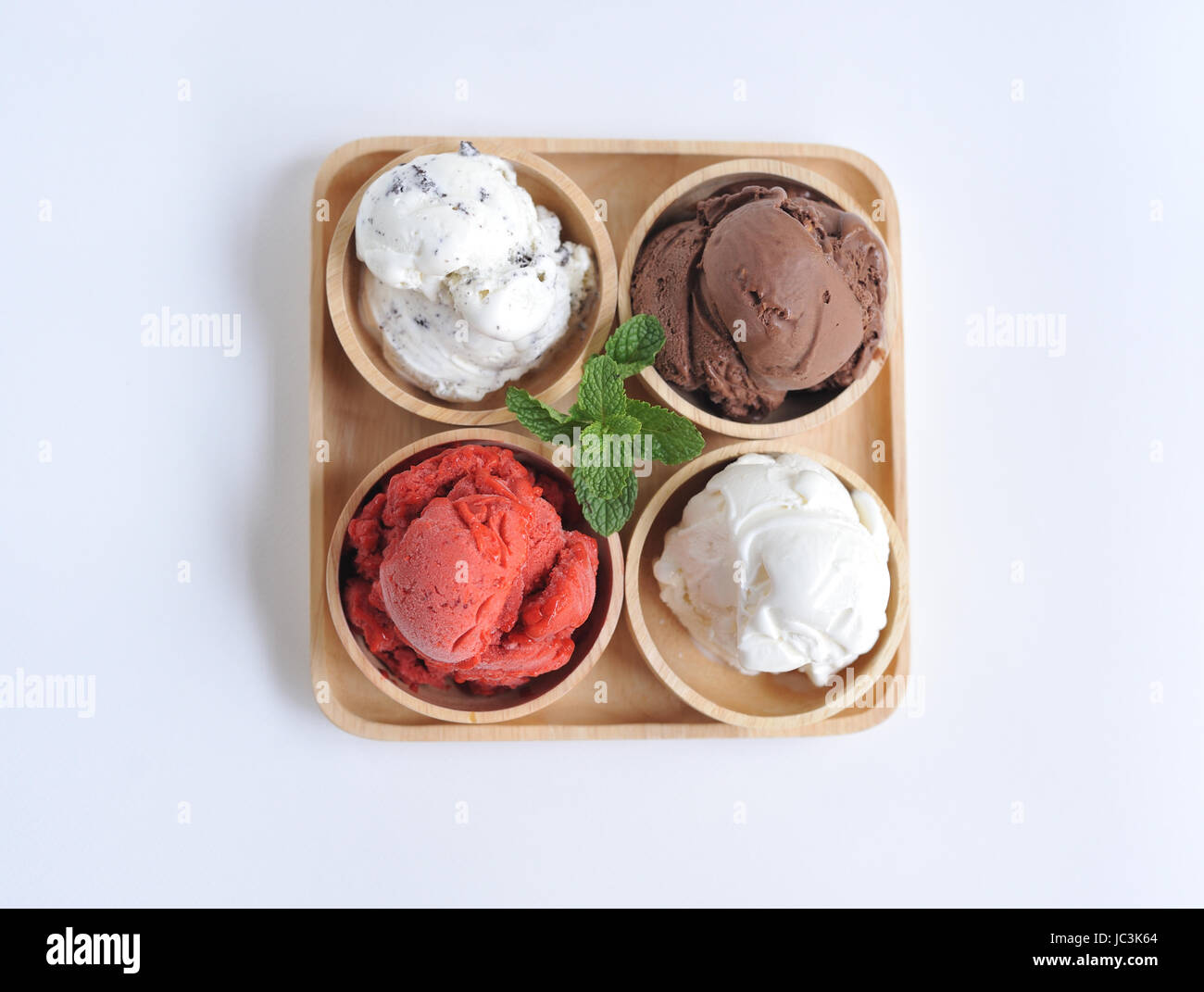 In casa mescolati ice cream scoop sulla ciotola di legno Foto Stock
