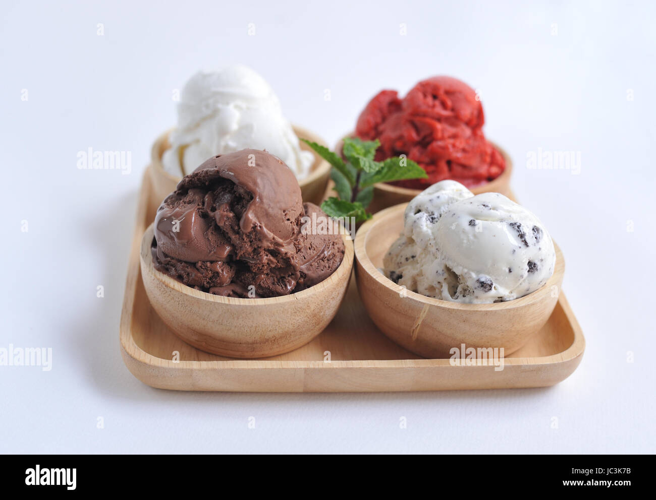 In casa mescolati ice cream scoop sulla ciotola di legno Foto Stock
