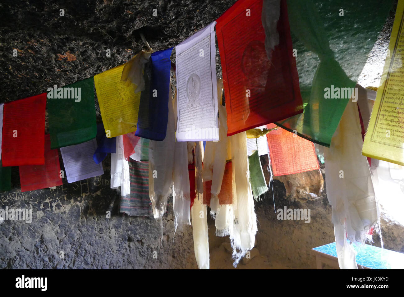 Vicino a Lo Manthang,Mustang in Nepal sono grotte dove la gente viveva in alto sulle colline vicino Choser Foto Stock