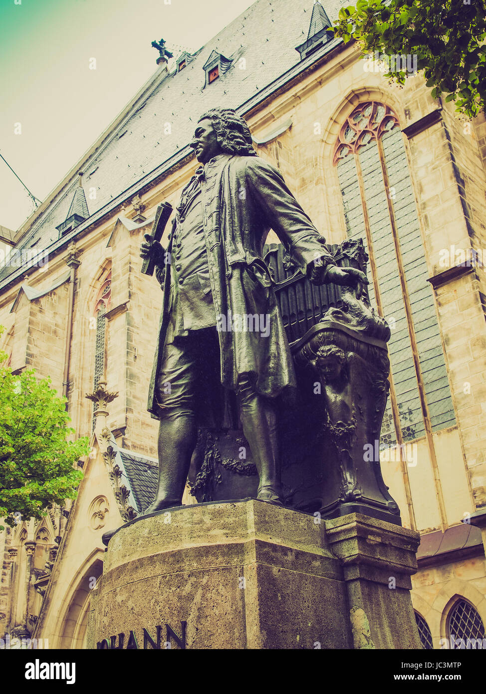 Il Neues Bach Denkmal significato nuovo monumento di Bach si erge sin dal 1908 nella parte anteriore del St Thomas Kirche chiesa dove Johann Sebastian Bach è sepolto in Leipzig Germania Foto Stock