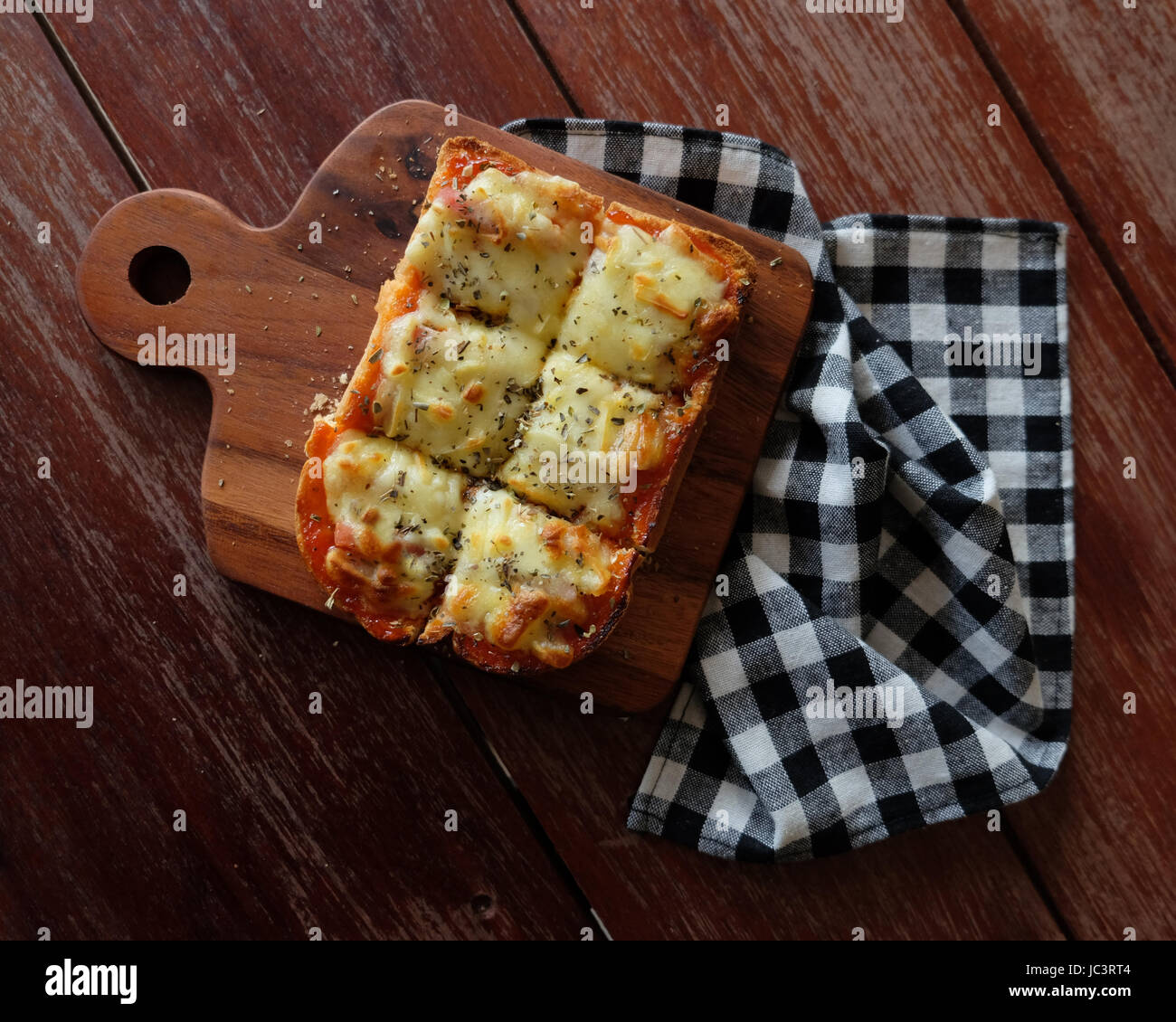 Pizza di pane tostato con salsa di pomodoro e Prosciutto Formaggio messa a fuoco selettiva, picture in stile vintage Foto Stock