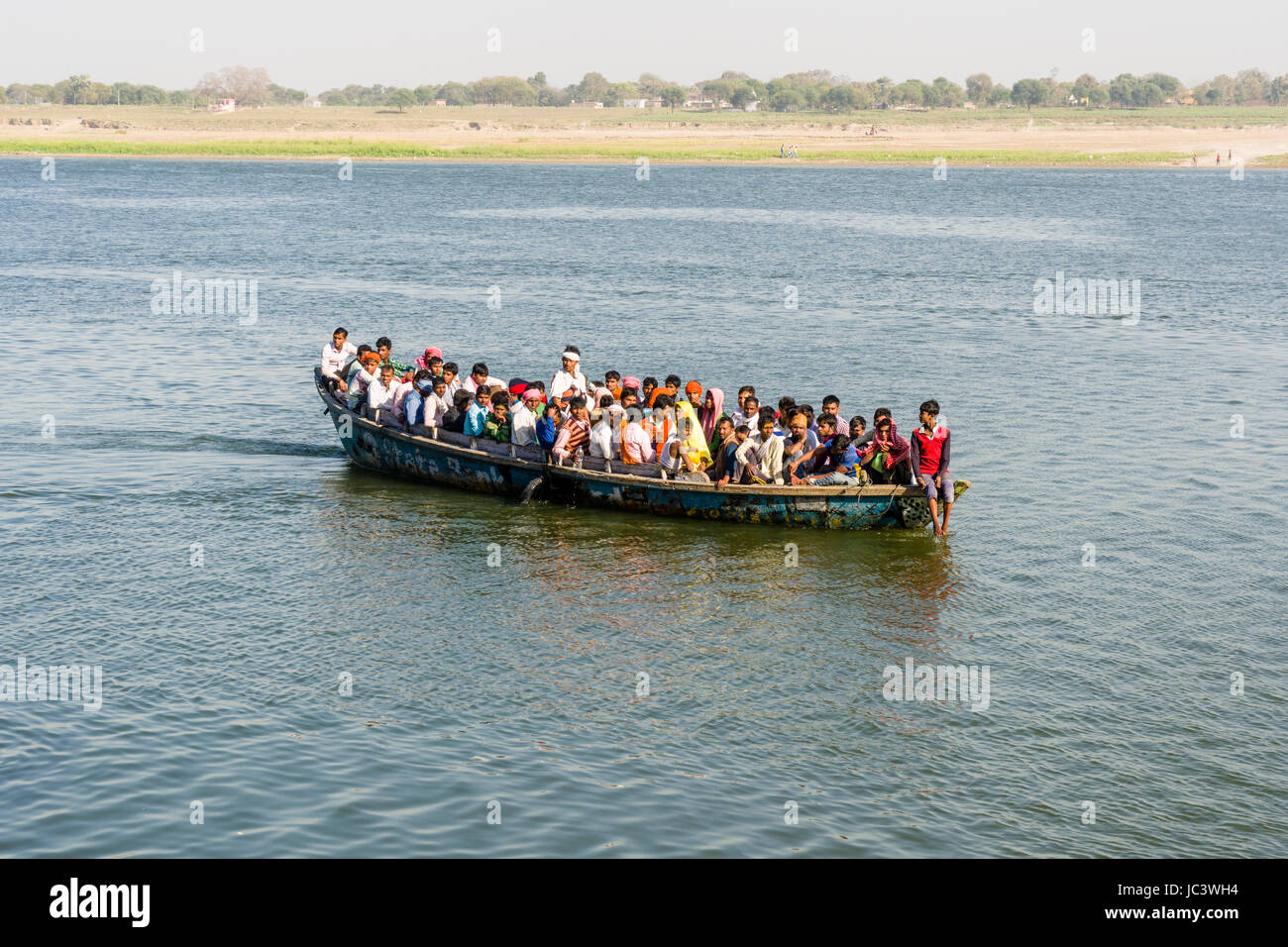 Pellegrini su una barca a remi sono la guida per la visita della città sul fiume santo gange Foto Stock