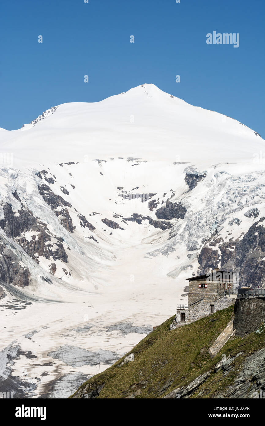 Rifugio alpino casa a La Strada alpina del Grossglockner montagne di gruppo Foto Stock