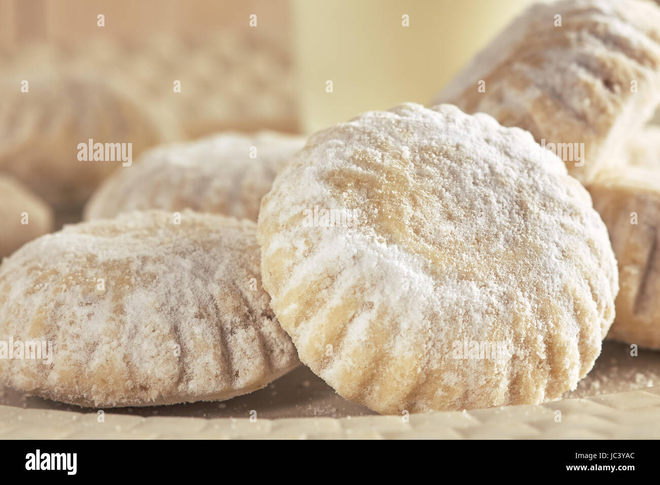 Primo piano della casalinga biscotti frollini ricoperti di zucchero a velo Foto Stock
