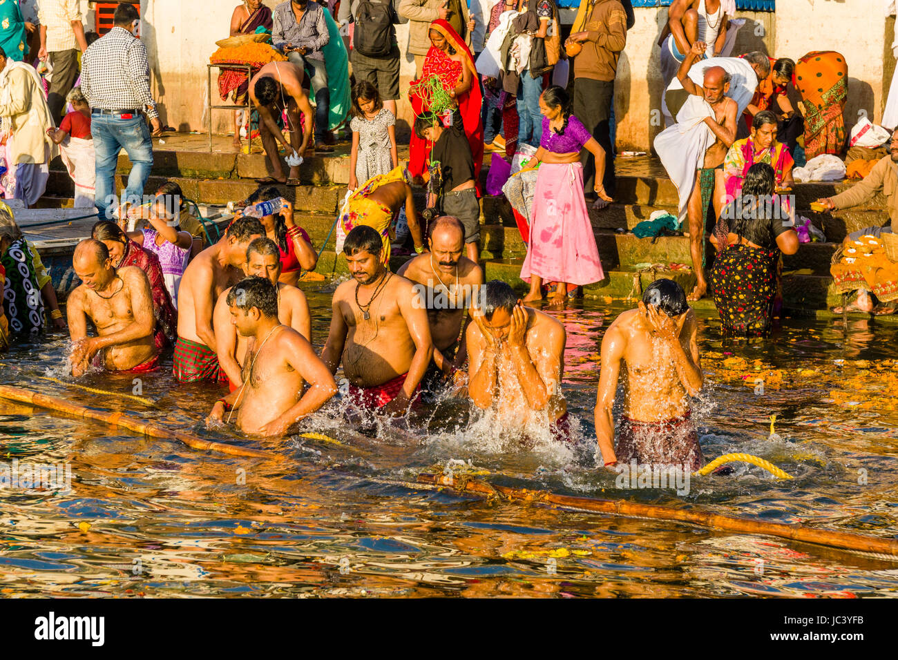 I pellegrini sono tenendo bagno nel sacro Gange a Dashashwamedh Ghat, principale Ghat, nel sobborgo Godowlia Foto Stock