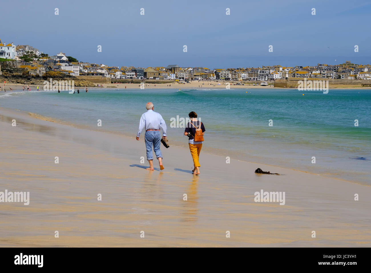 Coppia di anziani a piedi lungo Porthminster Beach di St Ives, Cornwall Foto Stock