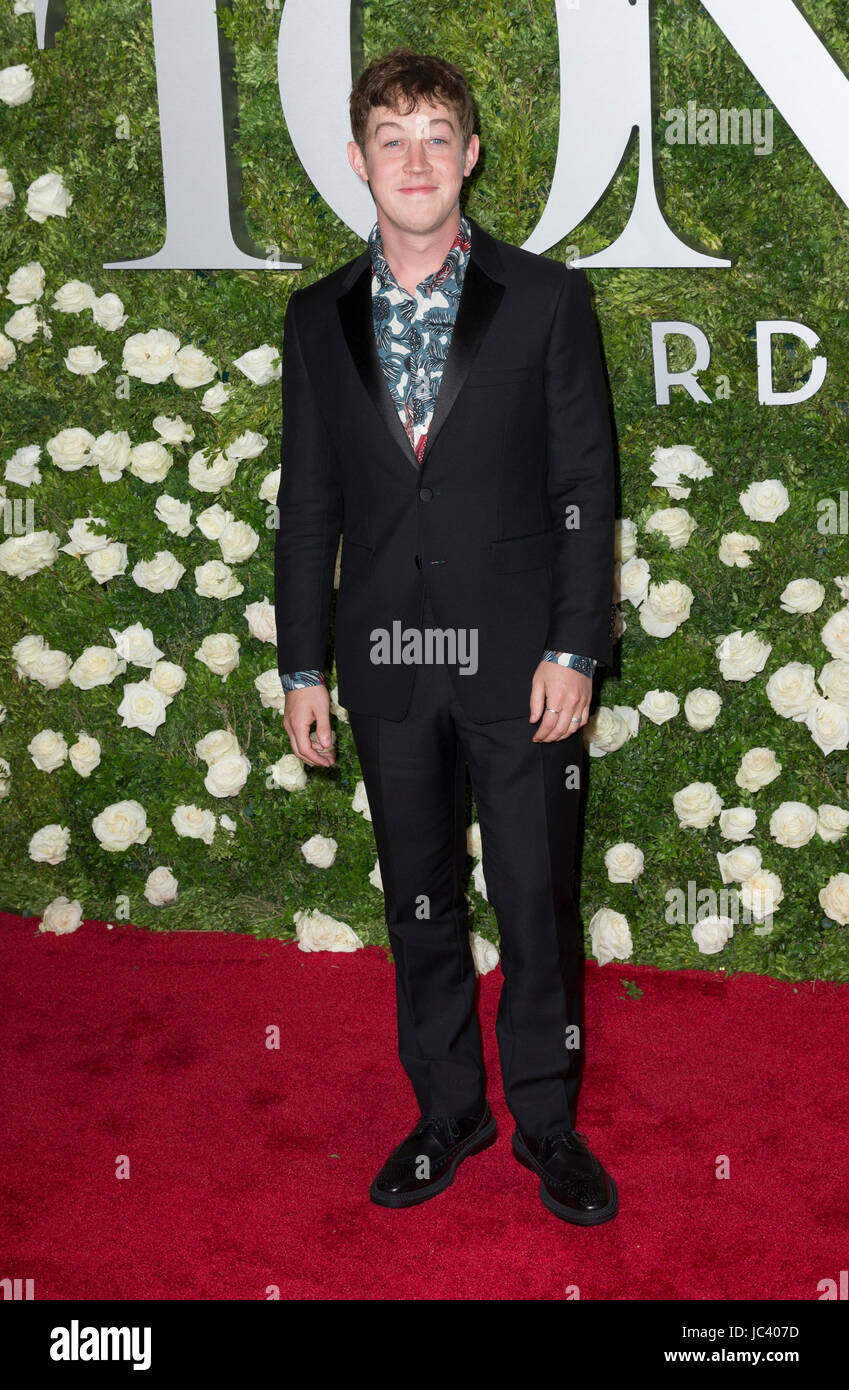 New York, NY, Stati Uniti d'America - 11 Giugno 2017: Alex Sharp assiste Tony Awards 2017 al Radio City Music Hall Foto Stock