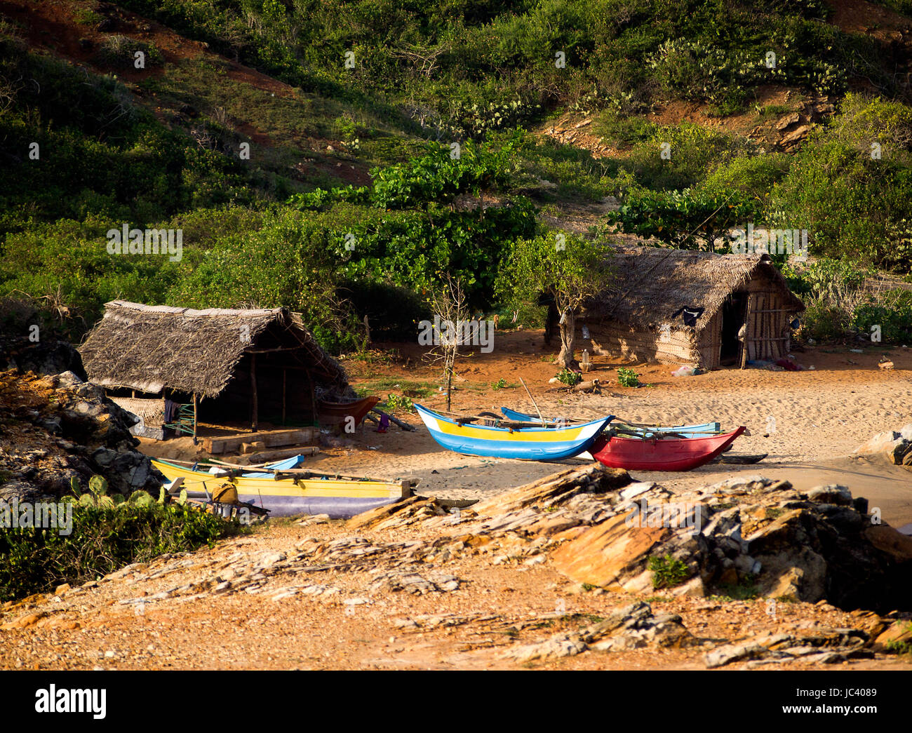 Barche di pescatori in una baia presso la spiaggia nella luce del mattino Foto Stock