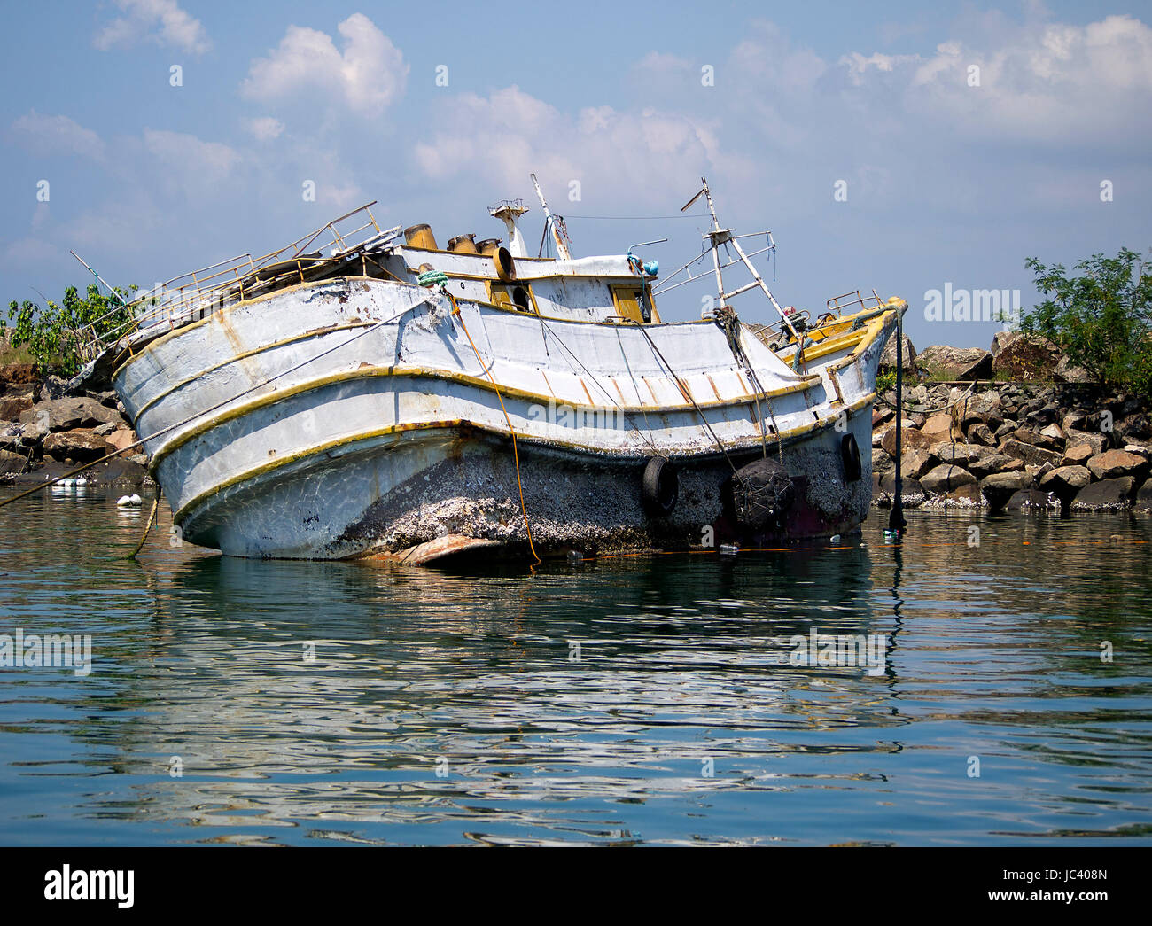 Barche di pescatori sulla spiaggia nella luce del mattino in Asia Foto Stock