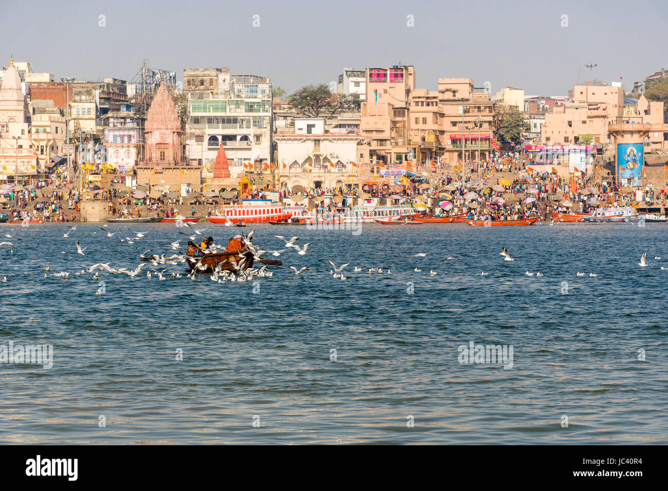 Vista sul fiume santo Ganges su Dashashwamedh Ghat, principale Ghat, nel sobborgo Godowlia Foto Stock