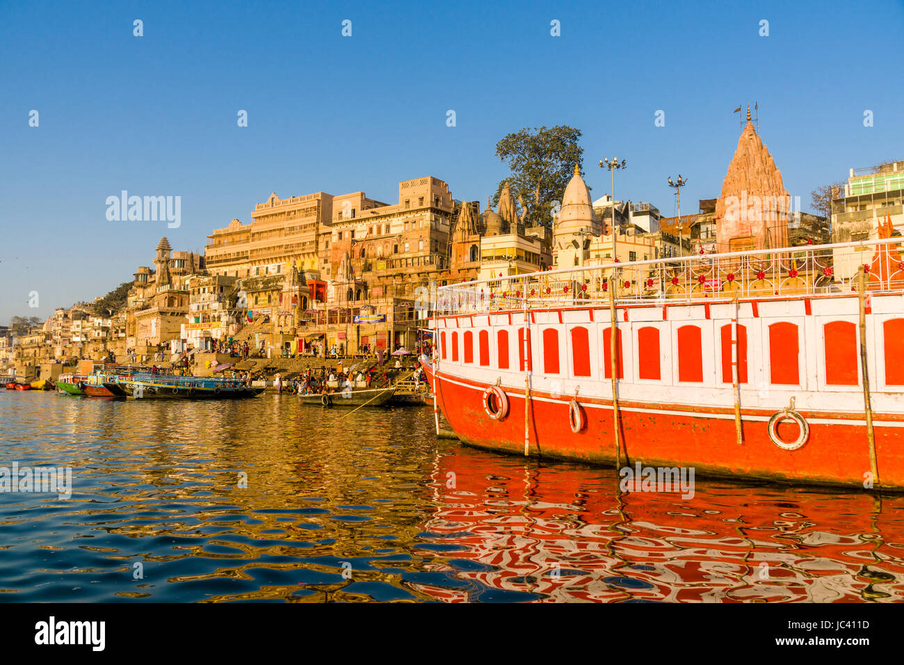 Vista sul fiume santo Ganges su Dashashwamedh Ghat, principale Ghat, nel sobborgo Godowlia Foto Stock