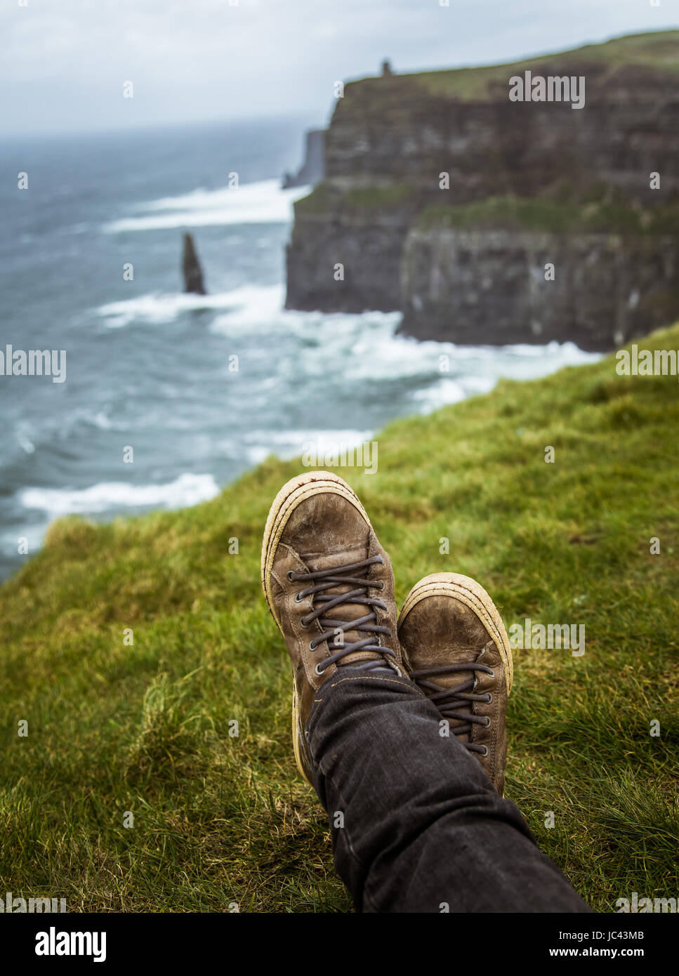 Una bella piedi selfie presso la costa dell'oceano atlantico in Irlanda. Foto Stock