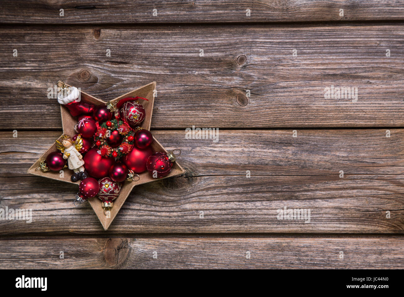 Antica Natale sfondo rosso con sfere di Avvento come una stella. Foto Stock