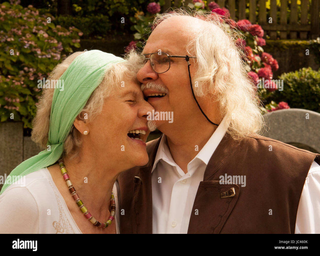 Seniorin lacht mit Ehemann Foto Stock